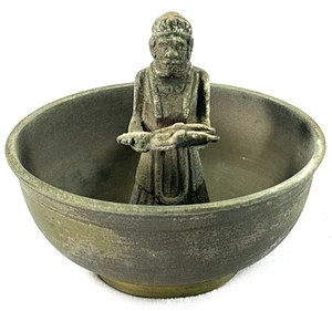 Antiguo cuenco antiguo de latón macizo portátil con figura de bautismo de agua bendita - Imagen 1 de 6