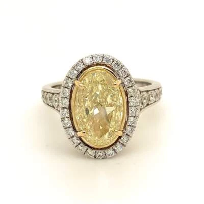 Anillo con halo de diamantes de oro de 18 quilates con forma ovalada amarilla genuina de 4,08 quilates. Foto 1 de 4