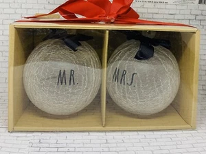 Rae Dunn Mr Mrs Navidad Adorno Vidrio Esmerilado Letras Negras - Imagen 1 de 4