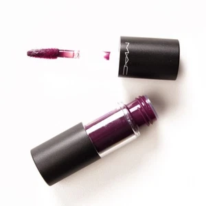 MAC Versicolour Stain Lipgloss PERPETUAL HOLIDAY Deep Grape Purple NIB - Picture 1 of 1