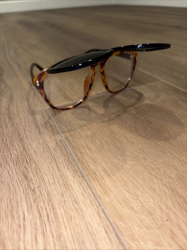 Gafas de sol abatibles Conor McGregor negras y con estampado de guepardo. Foto 1 de 4