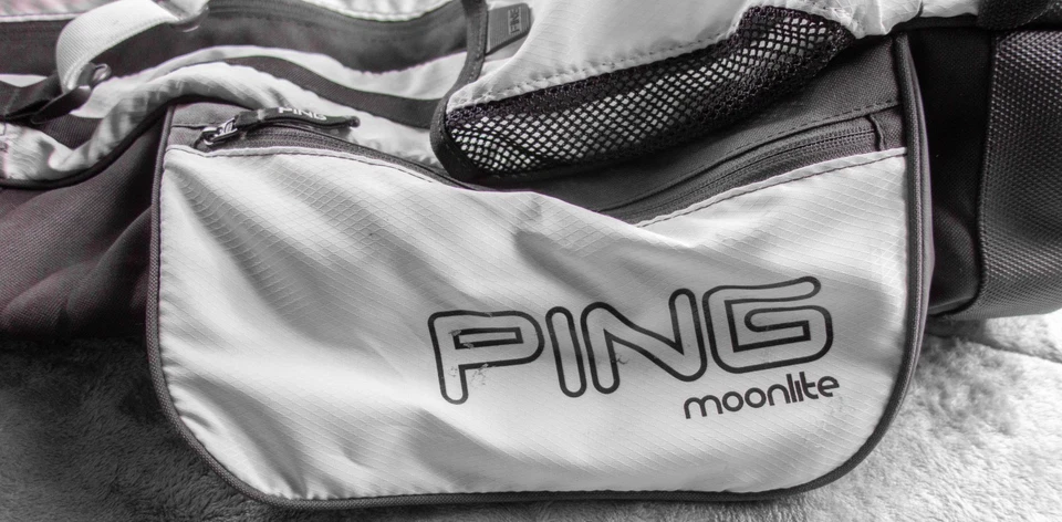 Bolsa de golf Ping Moonlite bolsa de transporte ligera blanca negra asa de transporte con doble correa Foto 1 de 4