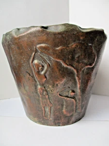 Angelo Bragalini vaso rame figure cesellate e incise '60 Gallinaro Burchiellaro - Foto 1 di 9
