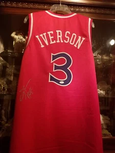 Maglietta Allen Iverson HOF Firmata Iscritta Philadelphia 76ers JSA FOTO AUTENTICA - Foto 1 di 10