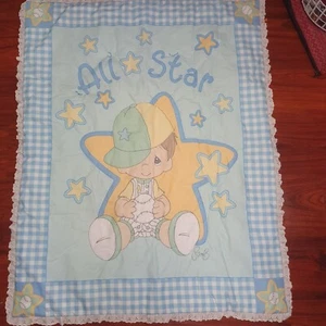 Precious Moments gesteppte Babydecke Vintage All Star Junge 33x40 - Bild 1 von 4