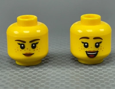 LEGO женская минифигурка голова темно-коричневые брови веснушки персиковые губы открытая улыбка - Изображение 1 из 4
