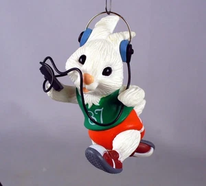 1987 HALLMARK KEEPSAKE CHRISTMAS ORNAMENT JOGGING THROUGH THE SNOW - Picture 1 of 7