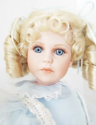 MUÑECA DE PORCELANA BARBIE SUE EN AZUL BEST FRIENDS 22 in THELMA RESCH GREMIO DE DISEÑADORES Foto 1 de 4