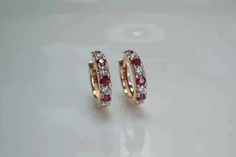 Brincos de argola Huggie de rubi vermelho corte redondo 2 quilates criados em laboratório folheados a ouro amarelo 14K - Imagem 1 de 4
