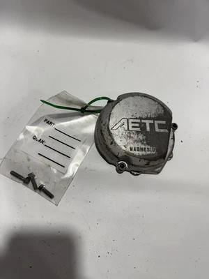 Cubierta lateral del estator del motor de magnesio AETC 1991 Suzuki RM125 OEM con herrajes Foto 1 de 4