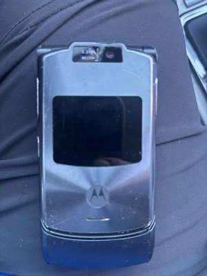 Teléfono móvil Motorola RAZR V3i, conocido por su diseño delgado e icónico abatible. AT&T Foto 1 de 2