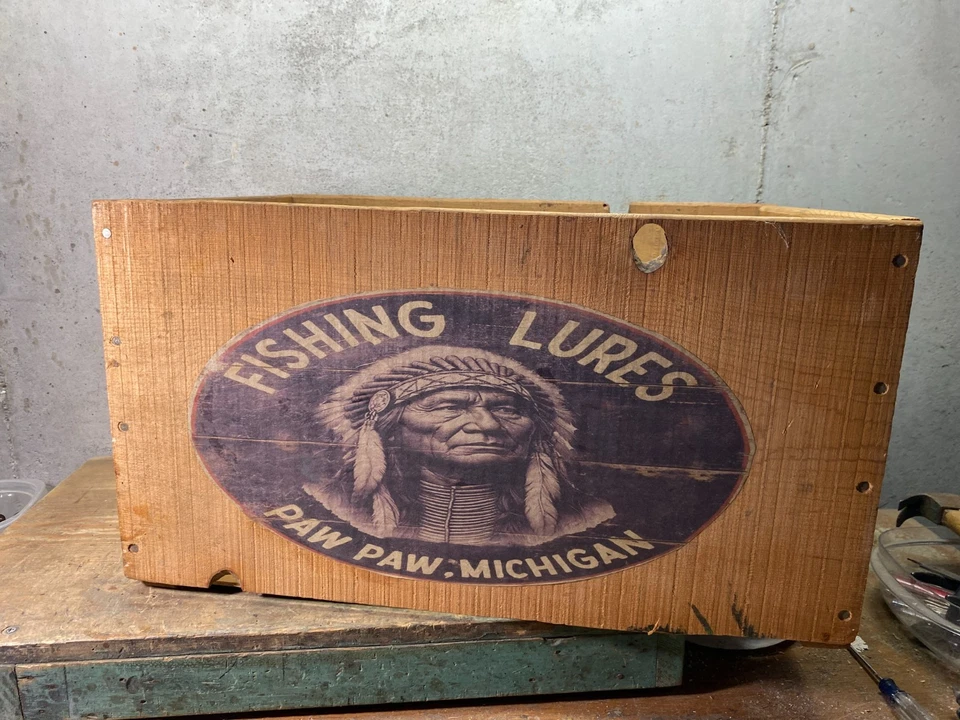 Señuelos de pesca Paw Paw Crate de madera de pesca vintage con jefe Foto 1 de 4