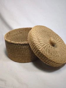 Vintage 1970's Hand Woven Round Sweetgrass Basket w/ Lid 6.5" Trinket Sewing Box - Picture 1 of 12