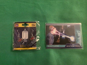 Doctor Who Tardis Union Jack Pendientes y Linterna Tarjeta Coleccionable Nuevo Regalo Lote de 2 - Imagen 1 de 6