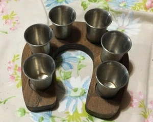 6 Schnapsgläser auf einem Hufeisen angeordnet - Bild 1 von 7