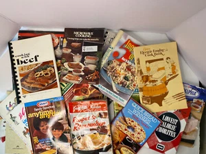 Lot of Mixed Vintage Recipe Booklets Books 19 pieces Pillsbury Better Homes - Picture 1 of 8