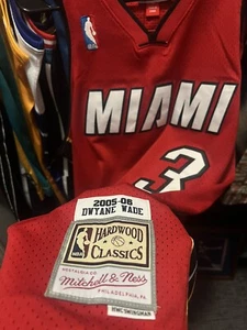 Mitchell & Ness NBA 2005-06 Dwyane Wade Miami Heat Swingman rotes Trikot Herren L - Bild 1 von 3
