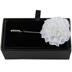 Neu im Karton Herren Anzug Brust Schnalle Brosche weiß Blume Anstecknadel formell Abschlussball - Bild 1 von 2