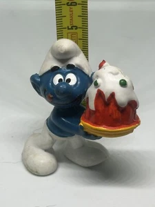 Smurf Figurine With Cake 1976 Vintage Schleich Hong Kong 20100 Smurfberry - Picture 1 of 3