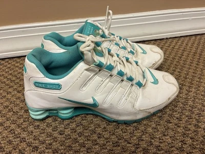 Tênis de corrida esportivo Nike Shox Shocks branco verde-azulado feminino 10 - Imagem 1 de 4