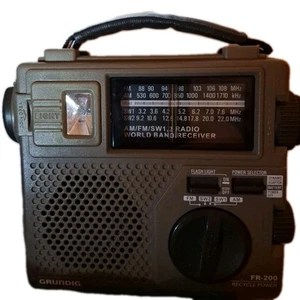 Grundig FR-200 Emergency World Band Radio AM/FM/SW 1 and 2 World Receiver Brown - Afbeelding 1 van 3