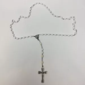 Vintage signierter Inri weißer Kunststoff Gebetsperlen Rosenkranz mit Jesus am Kreuz Italien - Bild 1 von 9