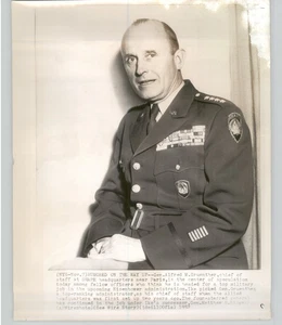 Foto de prensa vintage 1952 del comandante general de la OTAN ALFRED M GRUENTHER - Imagen 1 de 2