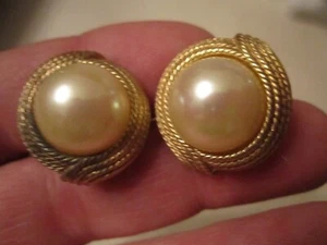 VINTAGE CINER FAUX PEARL EARRINGS - HEAVY - GOLD TONE WEAVE DESIGN - OFC-7 - Picture 1 of 2