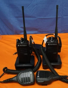 Motorola XPR 3300E Two Way Radio Walkie Talkie With Charger & Mic Attachment (2) - Zdjęcie 1 z 9
