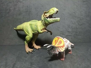 T-Rex (Generic) and Tryceratops (Geoworld) Figures-Toys_ Dinosaur 25 cm/ 16 cm - Foto 1 di 9