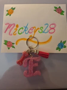 Handgefertigter UV Harz Schlüsselanhänger Buchstabe E in Rosa mit Hundeknochen und rosa Quaste - Bild 1 von 4