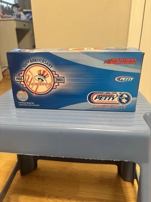 Richard Petty [Autografiado] - Yankees de Nueva York 100 aniversario escala 1:24 [con certificado de autenticidad] Foto 1 de 4