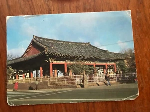Cartolina Casa Coreana Pubblicata con Francobollo Coreano 300. Padiglione Kwandok - Foto 1 di 3