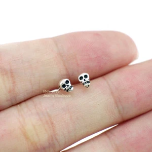 Aretes de plata de ley 925 con esqueleto de calavera extra pequeños de 3x4 mm con poste A1138 - Imagen 1 de 7