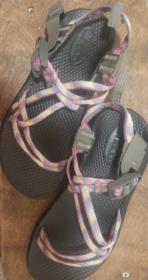 Sandalia deportiva acuática multicolor con tiras Chaco zapatos niños jóvenes 3 exteriores Foto 1 de 1