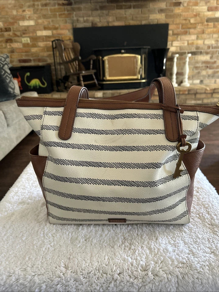 Bolso de Mano Fossil Sydney de Cuero Sintético a Rayas Pequeño Arañazo en la Parte Superior Frontal Muy Bonito Foto 1 de 4