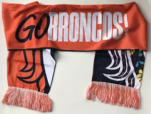 Sciarpa Denver Broncos 60" Vamos Broncos/Go Broncos 2023 SGA 4WP/4 ruote ricambi nuova con scatola - Foto 1 di 8
