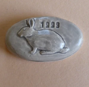 Fève artisanale du MH - Horoscope Chinois - Année 1999 : le Lapin / Lièvre - Picture 1 of 1