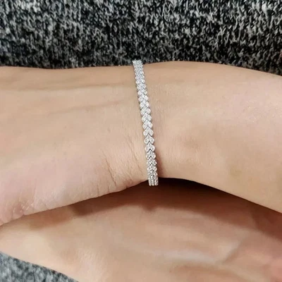 Elegante brazalete de tenis de diamantes creado en laboratorio de 6 quilates con acabado en oro blanco de 14 quilates para mujer Foto 1 de 3