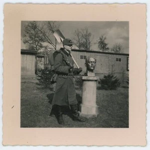 Orig. Foto General Denkmal in Lager RAD-Abteilung 2/323 in Losheim / Hofkirchen - Bild 1 von 1