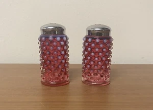 Par de cocteleras de sal y pimienta de vidrio opalescente para arándanos Fenton - Imagen 1 de 6