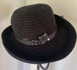 Mujer Betmar New York Sombrero Fedora Negro Joya Cinta Adornado RN29219 USADO EN EXCELENTE ESTADO - Imagen 1 de 8