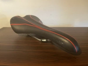 Oval Concepts 300T Tri/Road Saddle 130 x 260 mm Padded Nose Black & Red - Picture 1 of 5