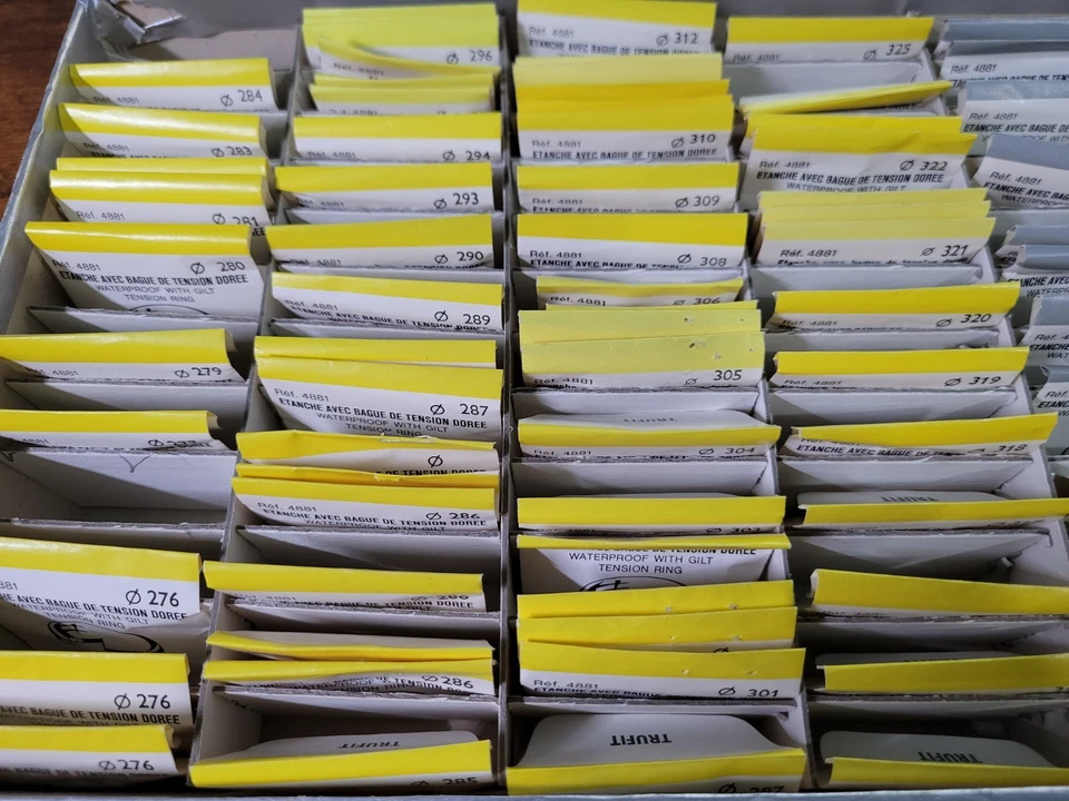 Nuevo de Lote Antiguo Reloj Suizo Favorito Cristal con Anillo de Tensión Color Dorado Varios Tamaños Foto 1 de 1