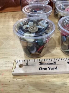 Konvolut verschiedene Größen und Farben Knöpfe Mystery Behälter mehrfarbig *K - Bild 1 von 4