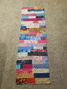 Pieza de edredón de retazos hecha a mano colorida 63"x20" pieza rectangular sin terminar chatarra - Imagen 1 de 5