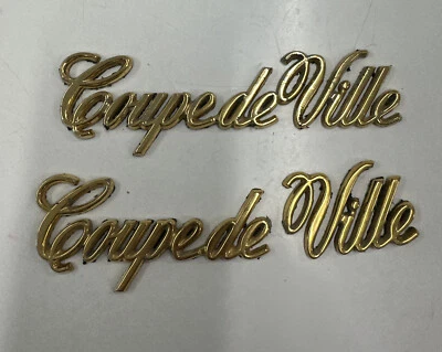 Cadillac Coupe de Ville 1989 emblema de plástico dorado emblema de cuarto de panel emblemas Foto 1 de 2