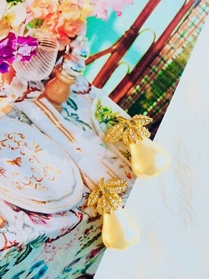 Kenneth Jay Lane KJL Vintage Grande Blanco Perla Pera Cristales Hoja Clip, Pendientes Foto 1 de 4