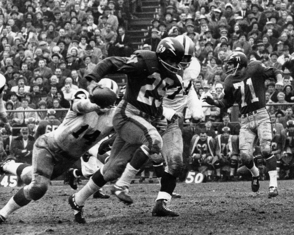 Leo Lewis - Winnipeg Blue Bombers (Juego Copa Gris 1961), Foto 8x10 en Blanco y Negro Foto 1 de 1