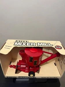1/16 Scale ERTL International Harvester Grinder Mixer Mill - Picture 1 of 3